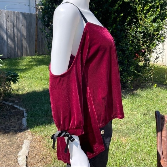 NWT ROMEO & Juliet Couture Burgundy Velvet Open Tie Back Cold Shoulder Top - Picture 6 of 12